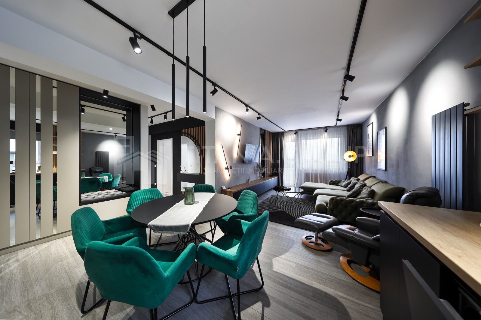 Apartament cu 3 camere, 2 bai, mobilat lux - zona Coresi - Poză 1