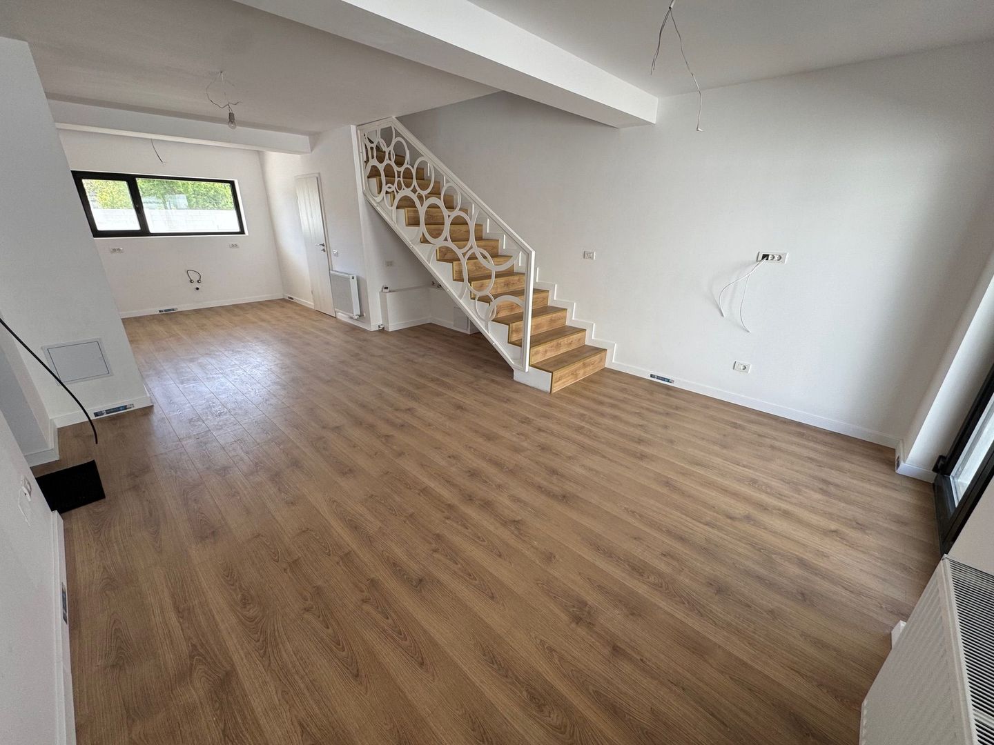 Vile 4 camere Tunari, Zona f buna, asfalt - Poză 4