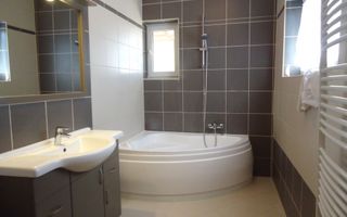 VILA SPATIOASA CU 5 DORMITOARE LA INCHIRIERE IN PIPERA LANGA SCOLI - Poză 10