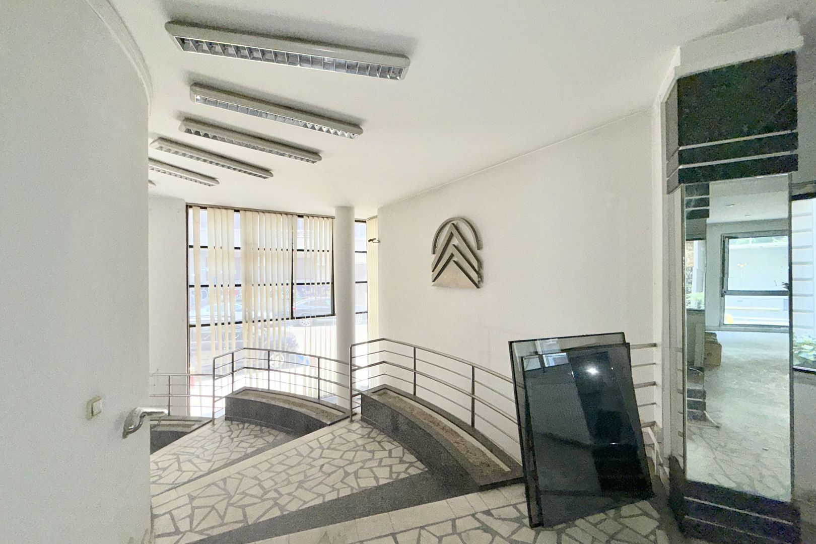 Spațiu București, zona Universitate, pretabil comercial/birouri - Poză 2