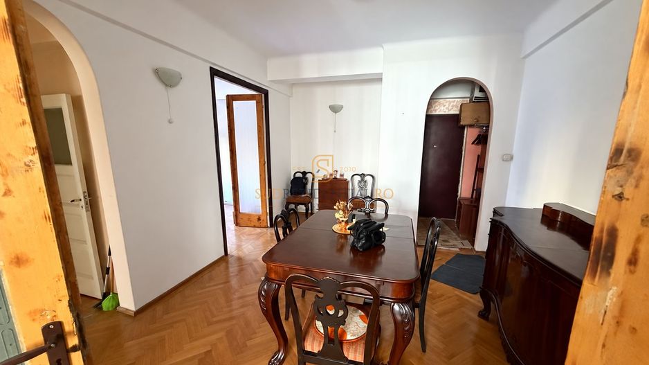 Apartament cu 4 camere în zona Universitate – proprietate cu istorie - Poză 1