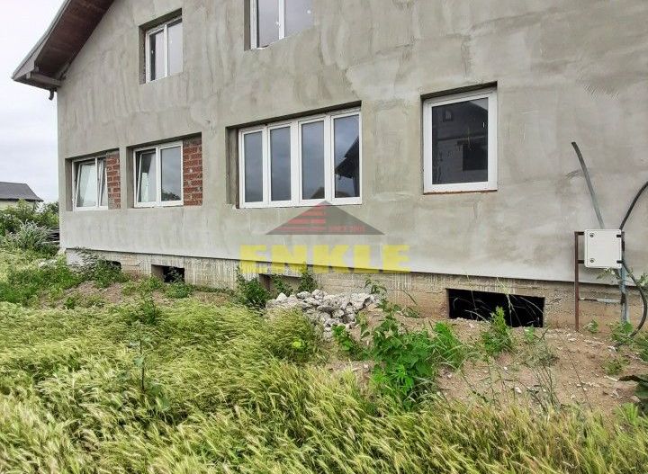 Casa la rosu, suprafata 330 mp + teren 1120 mp, D+P+1 , 140000 Euro neg - Poză 1