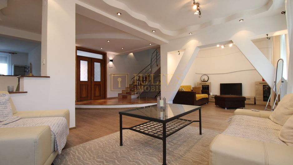 Casa in Blascovici, 5 camere + 3 bai, centrala proprie - Poză 1