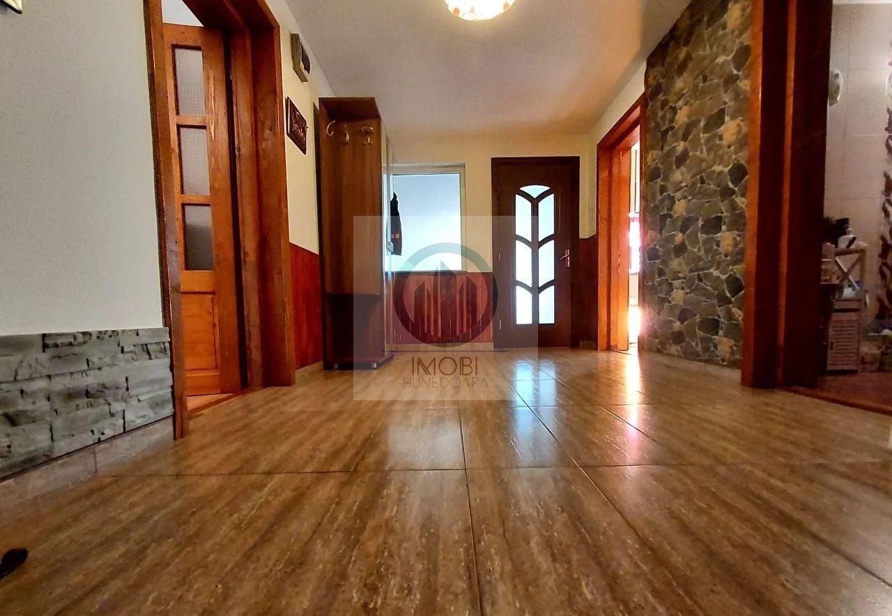 Vila Impresionanta în Deva–Construcție Solida 3 garaje inclus elevator - Poză 2
