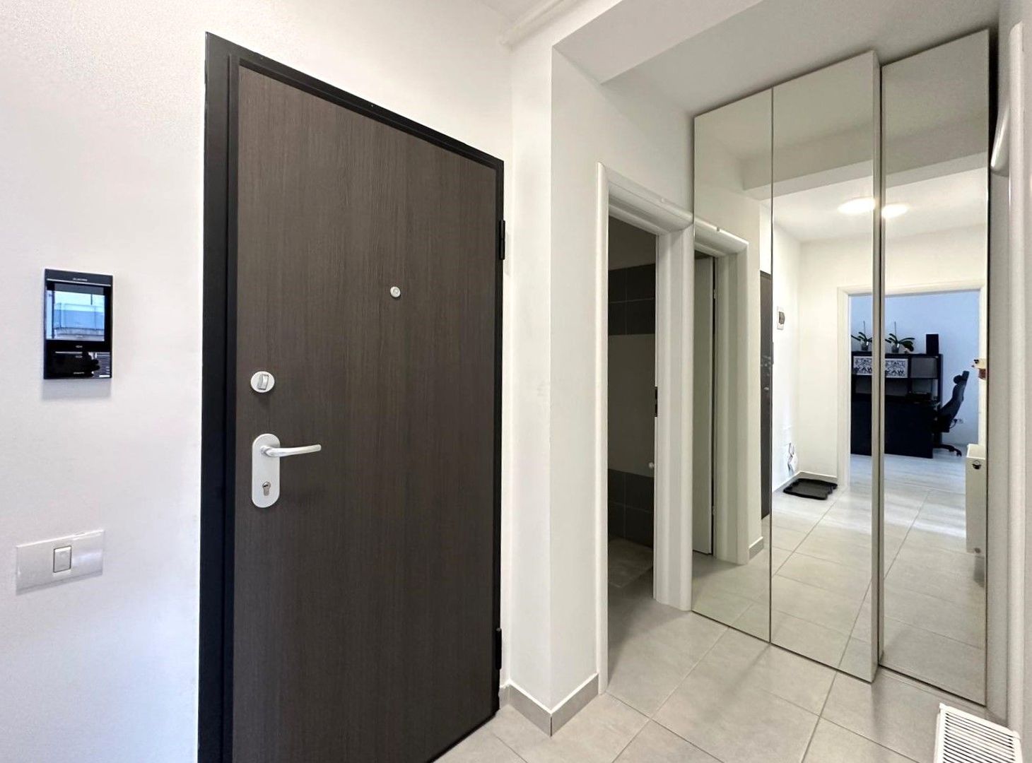 Vindem apartament  complet mobilat modern cu 2 bai zona Ghimbav - Poză 13