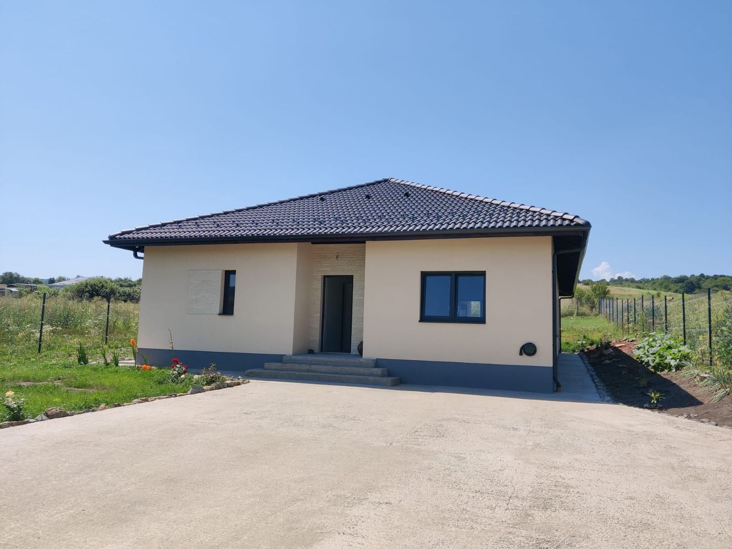 Casa individuala, 130 mp, Pompa caldura, panouri solare, COMISON 0 - Poză 1
