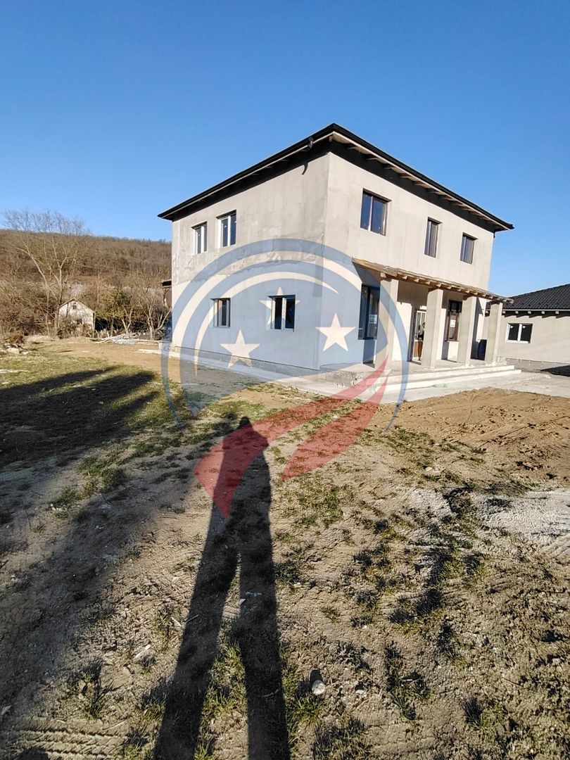Vilă semifinisată de vânzare str. Remetea 217 mp si 670 mp teren - Poză 1