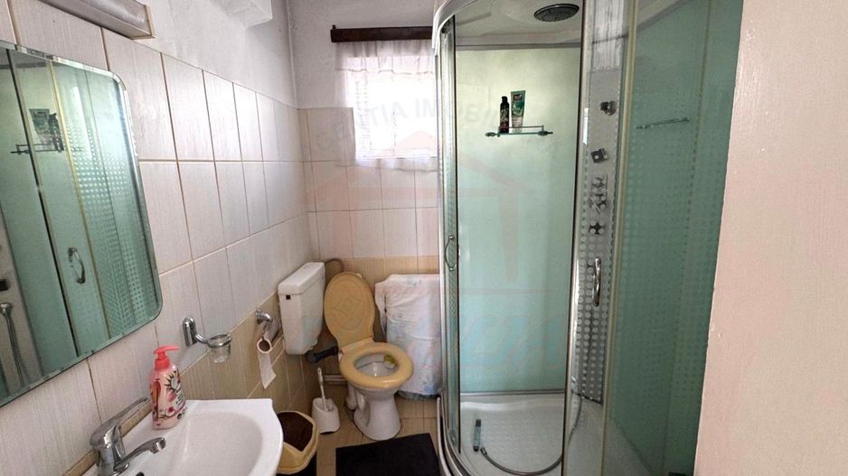 Casă cu arhitectură pragmatică în zona Port - Poză 5