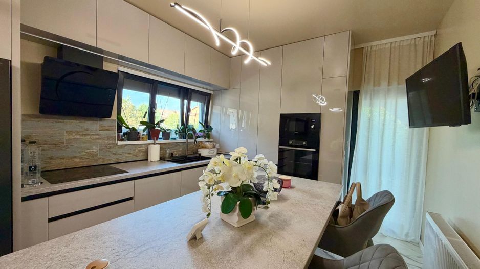 Duplex despartit prin baie - 4 camere I mobilat I Sanmihaiu Roman - Poză 4