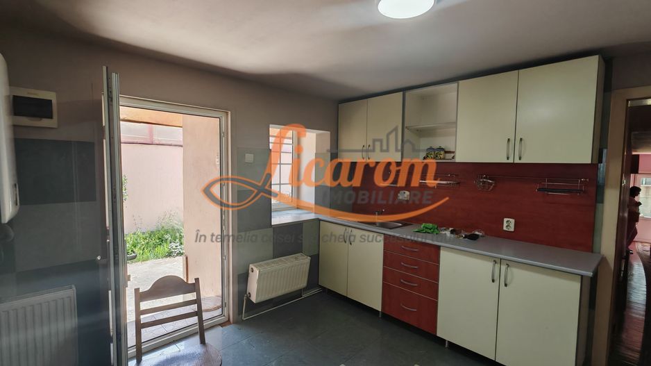 Casa cocheta Cristian zona Centrala, 2 camere,pod,beci,curte. - Poză 6