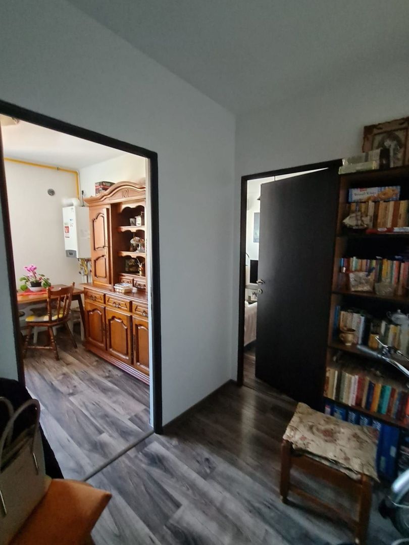 vand  apartament 2 camere, zona centrala, etaj 2, centrala gaz - Poză 3