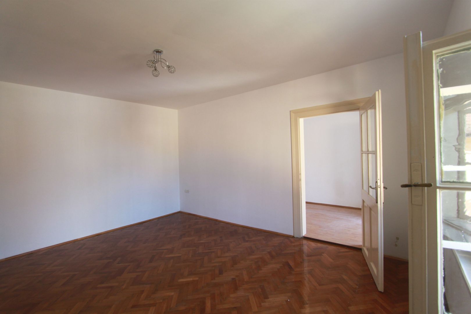 Casa singur in curte-zona Girocului - Poză 4