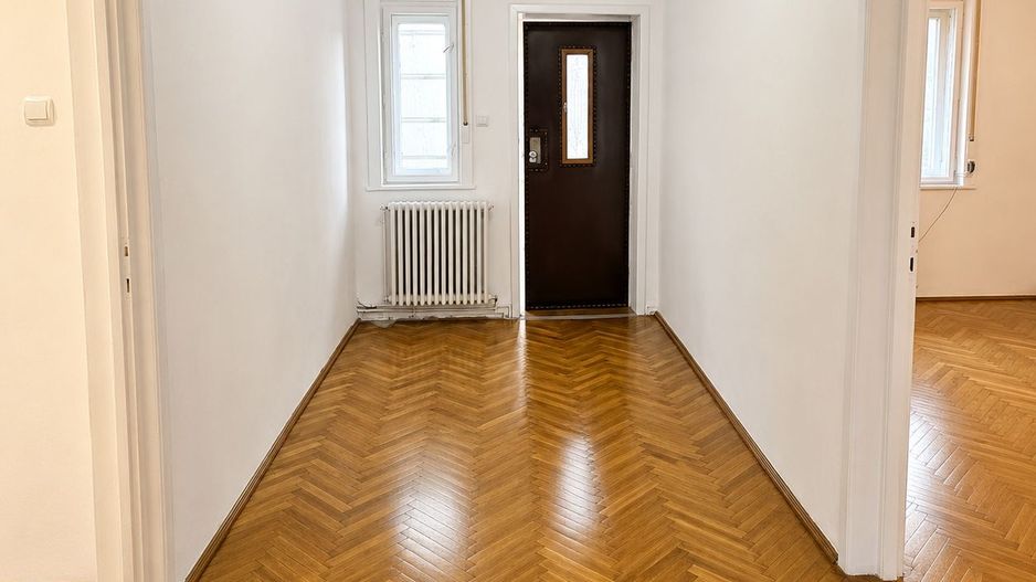 Apartament spațios cu 3 camere, 87 mp utili, 2 garaje, etaj 1 la casă - Poză 1