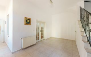 Apartament spațios, cu potențial multiplu, central - Poză 8