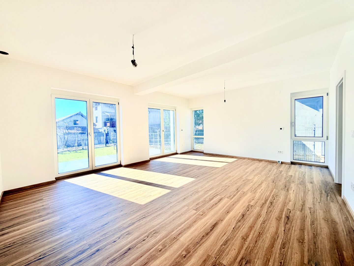 Casa parter prima închiriere – liniste si acces rapid spre centru - Poză 1