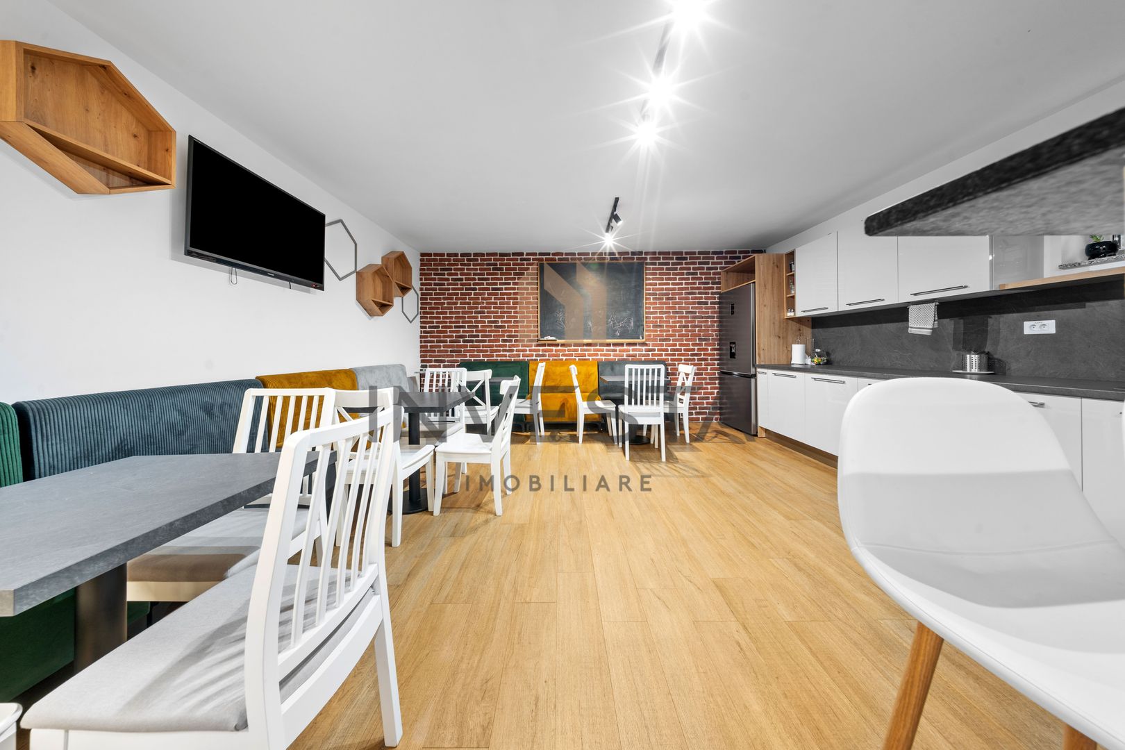 Cladire birouri moderna, 500 mp, parcare si curte zona Republicii - Poză 8