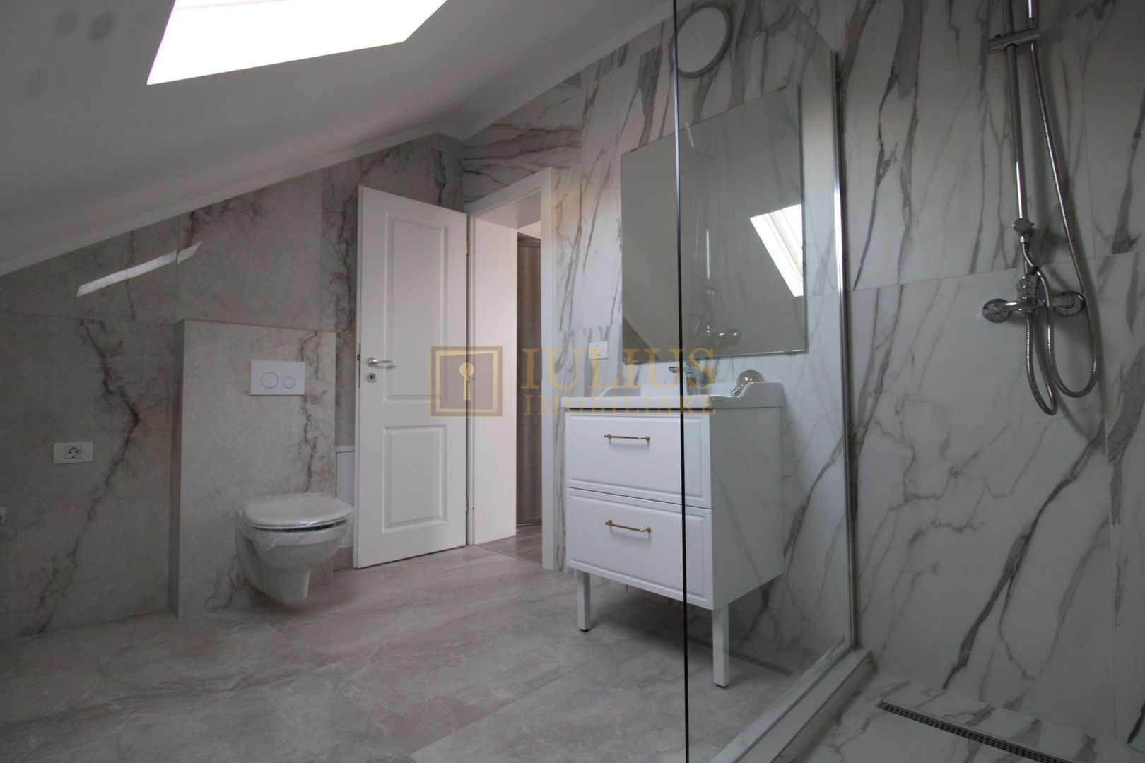 Curte, 4 apartamente, 8 camere, perfectă pt activități educaționale-Dumbravita - Poză 27