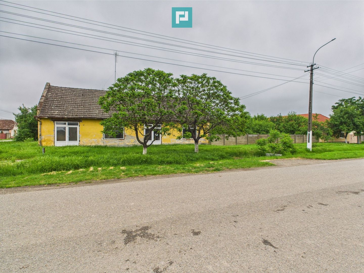 Casă de reabilitat pe teren generos- Comuna Variaș - Poză 2