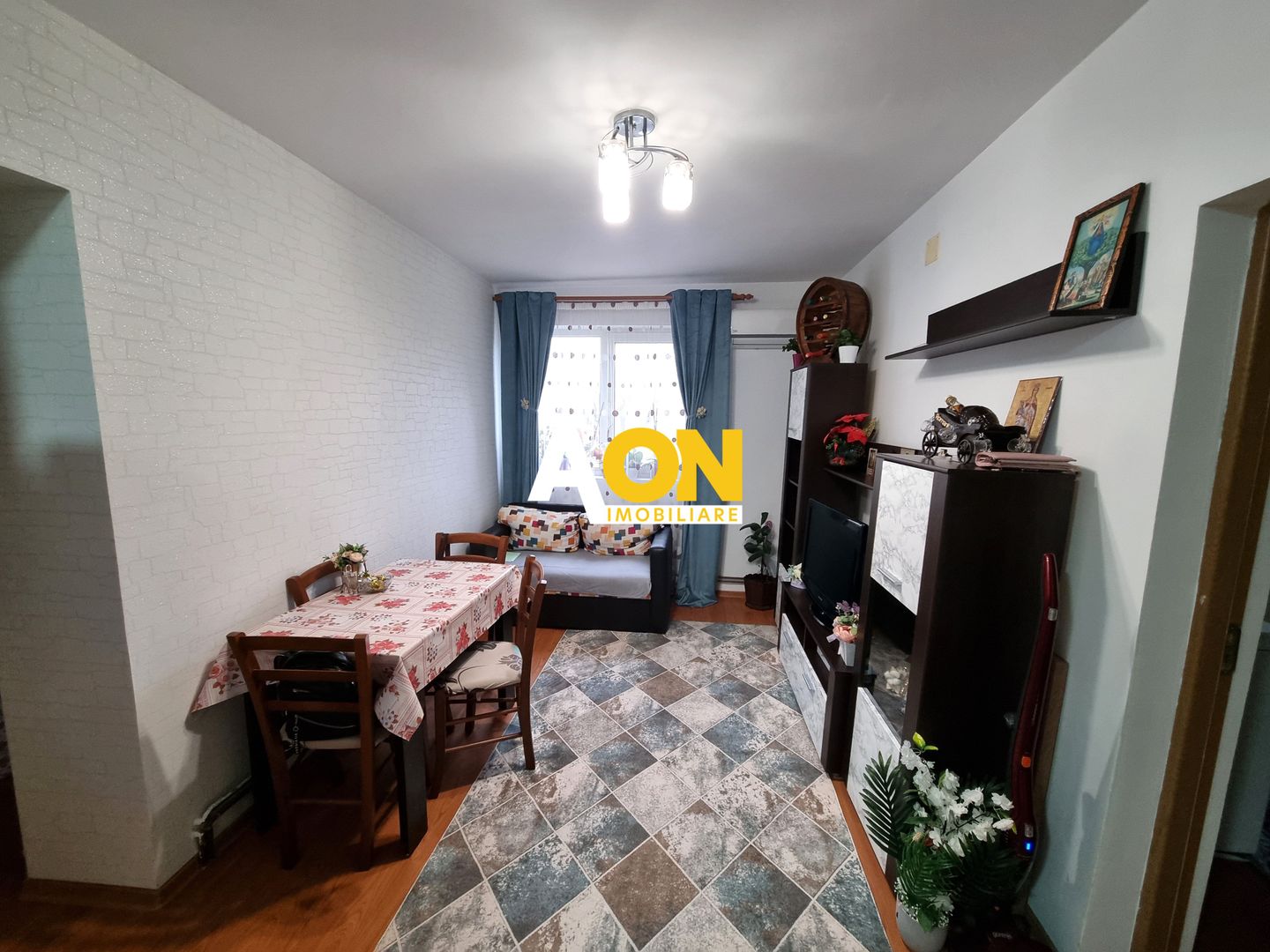 De vanzare apartament 3 camere, etaj intermediar, Cetate - Poză 2