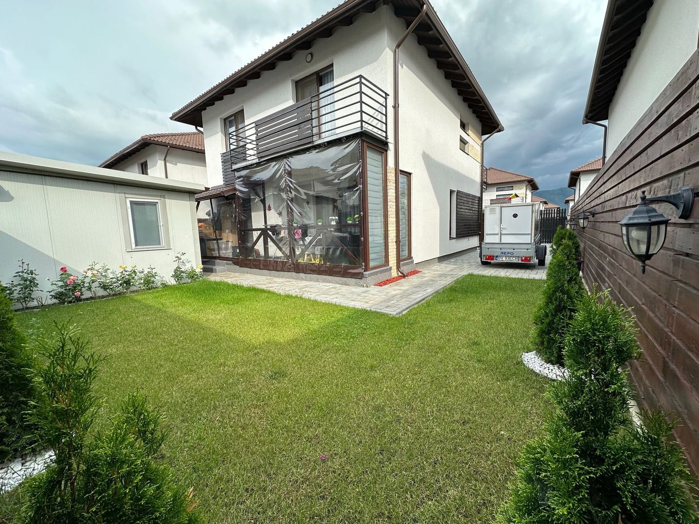 Casă de vânzare cu 3 dormitoare și curte – Ghimbav, Brașov - Poză 1