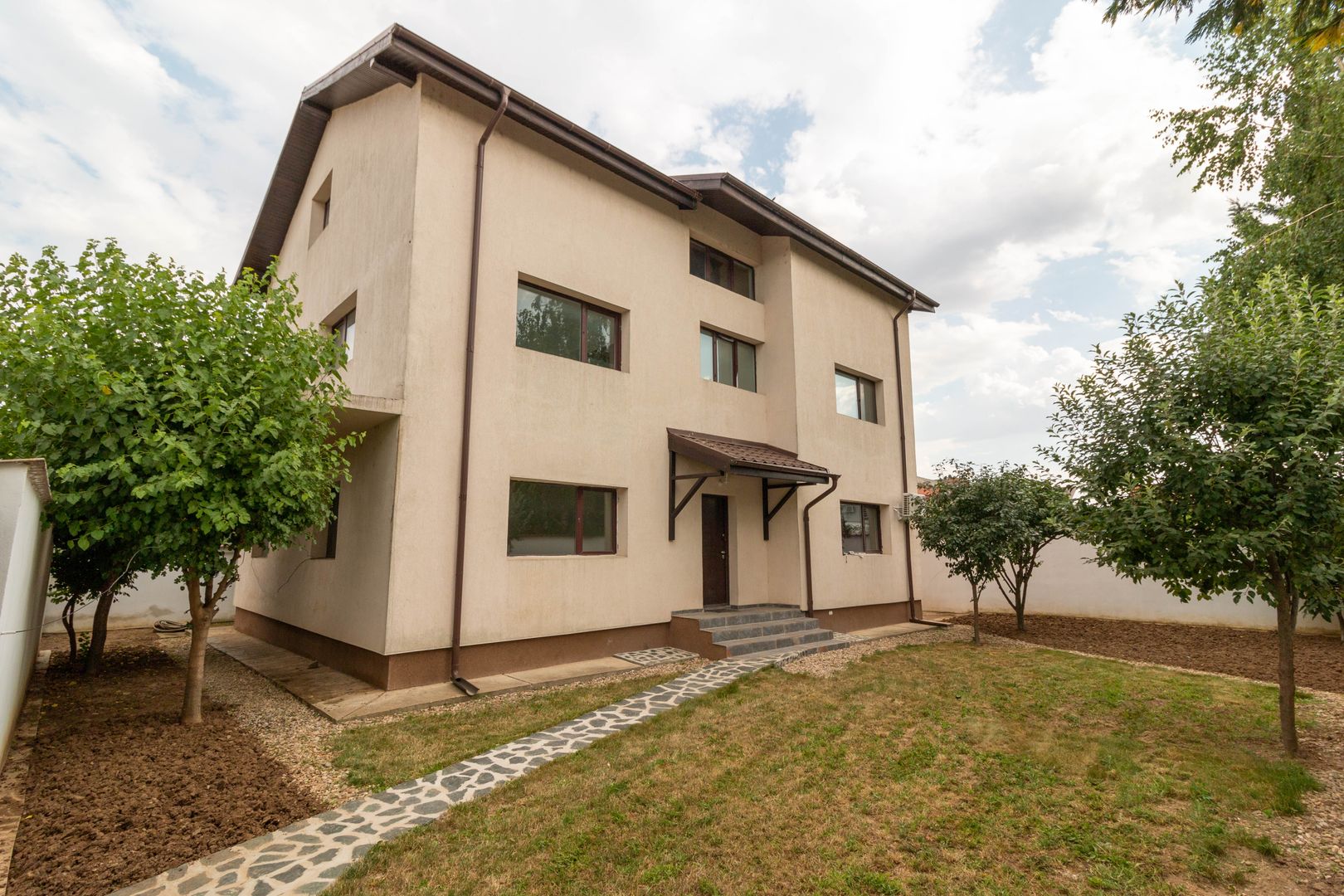 Vila spatioasa de vanzare in Pantelimon zona Padurea Cernica - Mierlei - Poză 1