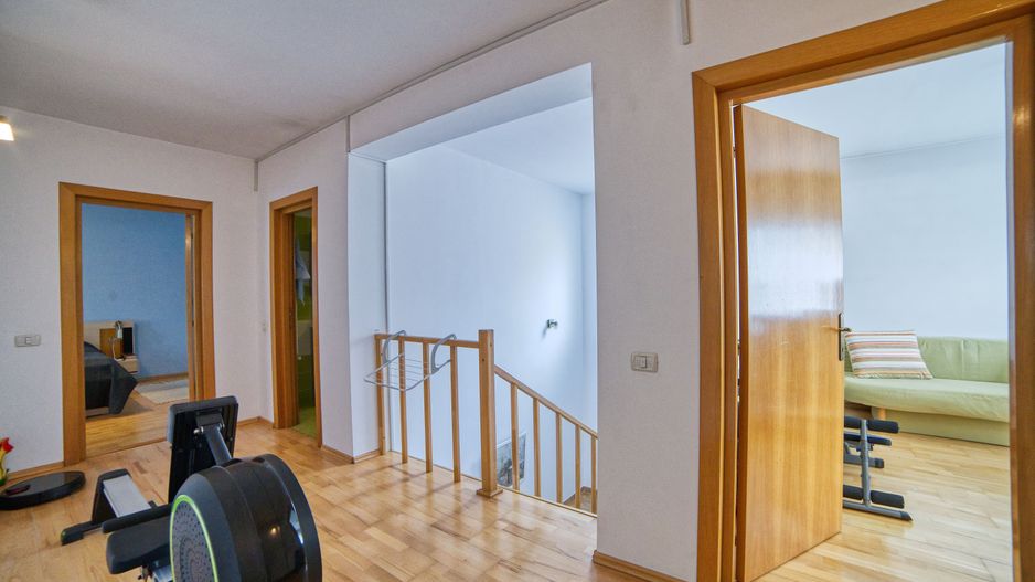 Casa complet mobilata 5 camere 3 bai curte generoasa - Poză 22