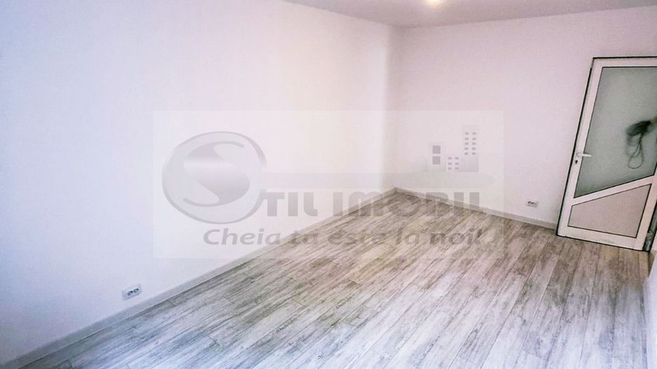Liber, apartament 3 camere Nicolina 1, renovat modern, baie cu geam - Poză 7