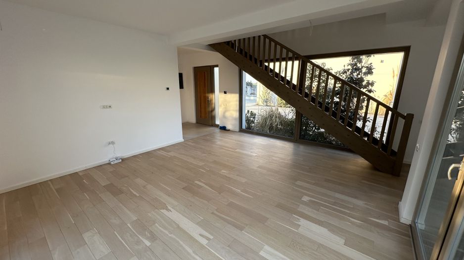 Casa cu 5 camere - Dumbarvita - Poză 2