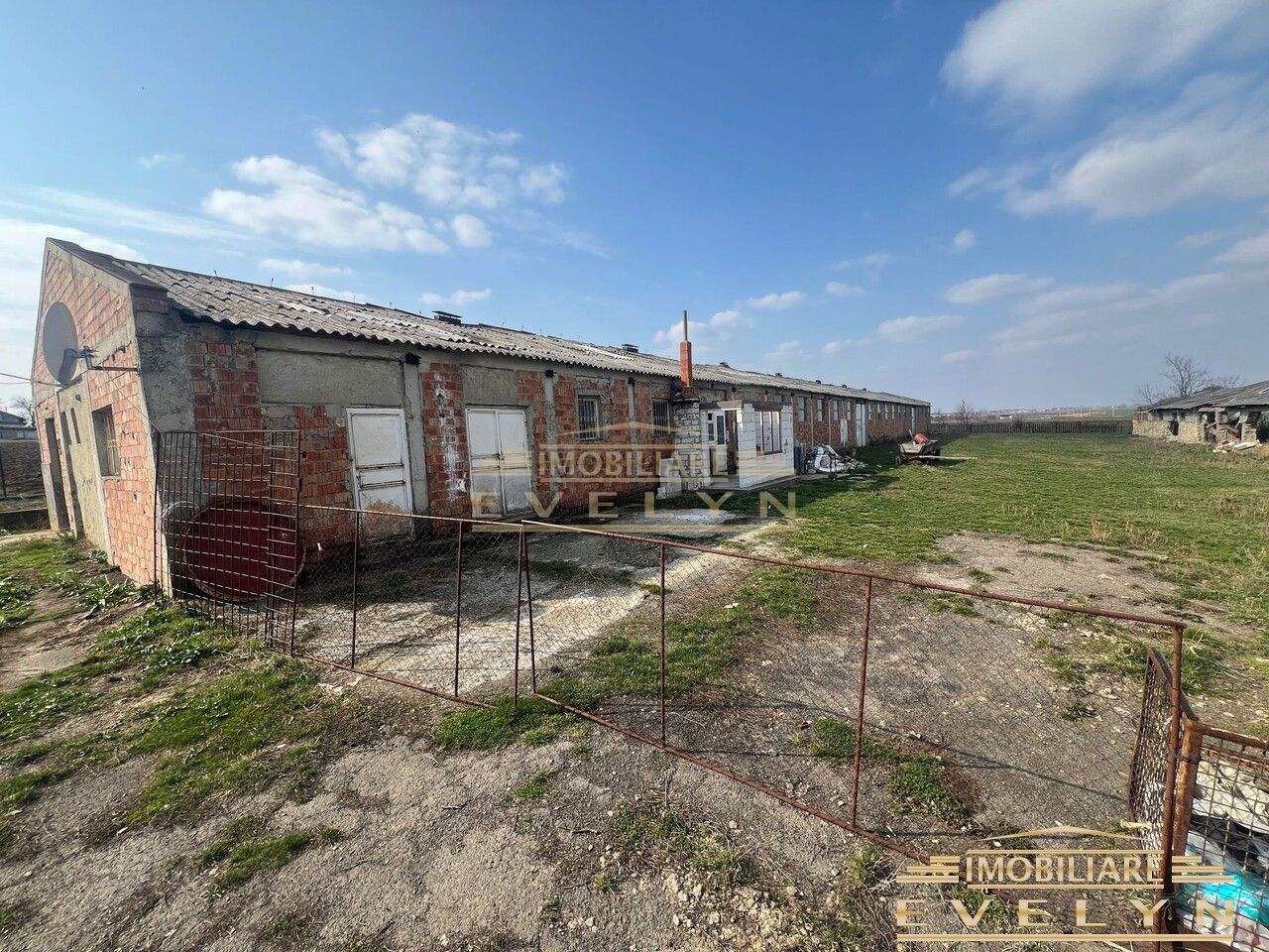 De vanzare grajd 700mp + teren 2000mp, in Cristesti, pret 65000 euro negociabil - Poză 2
