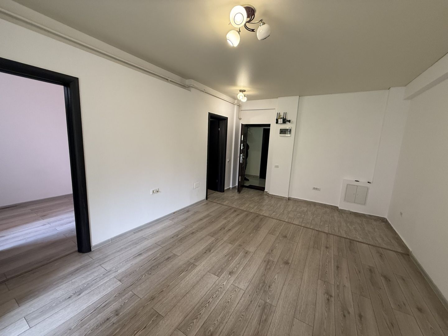 Garsonieră dublă 39mp- living + dormitor + balcon mare - Etaj 1 - Poză 3