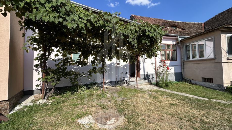 Casă de vânzare în Cisnădie – zonă centrală - Poză 2