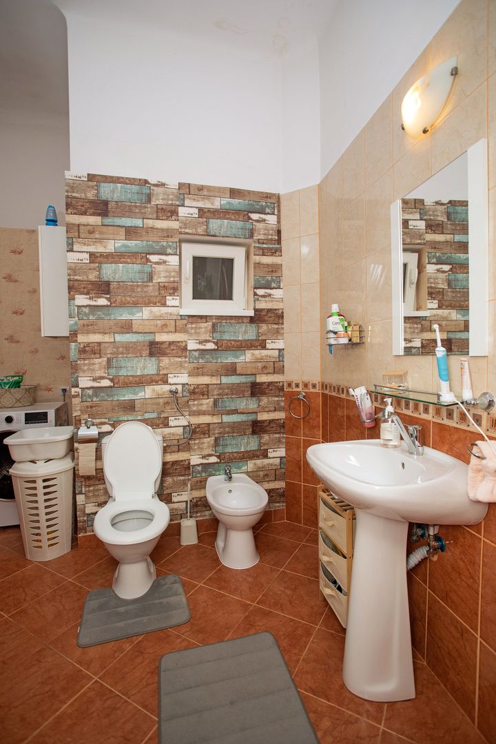 Vilă, singur în curte, central, Oradea 128 mp. 800  E/lună. Comision 0 - Poză 10