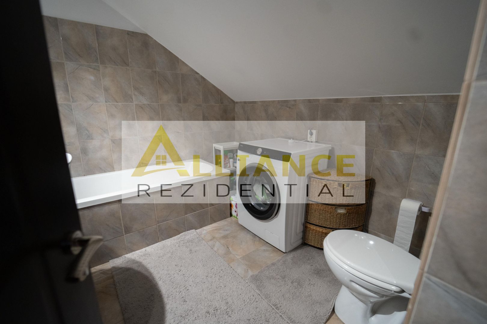 APARTAMENT DEOSEBIT CU 3 CAMERE + MANSARDA | 2 BAI - Poză 4