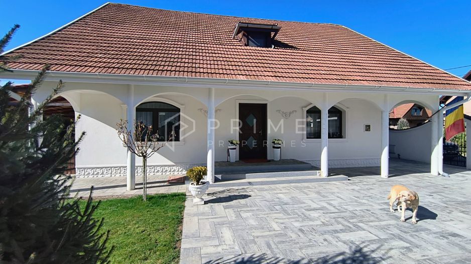 Casa perfectă pentru familie – curte, foișor cu grătar și garaj triplu - Poză 1