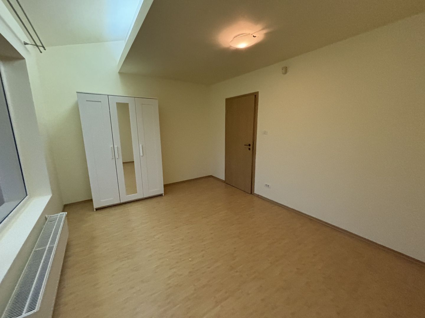 Vila spatioasa ideala pentru diferite activitati sau ptr.locuit -NEMOBILATA - Poză 7