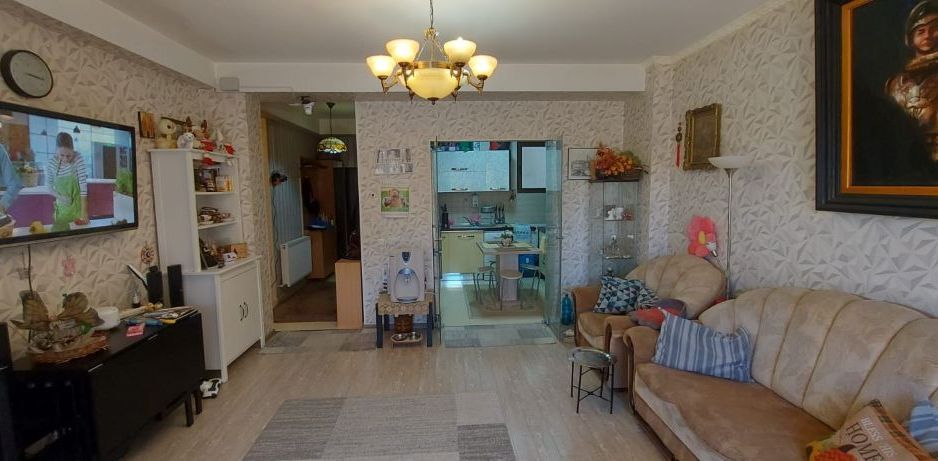 Apartament cu 3 camere pentru vanzare | curte 24 mp | Damaroaia - Poză 5