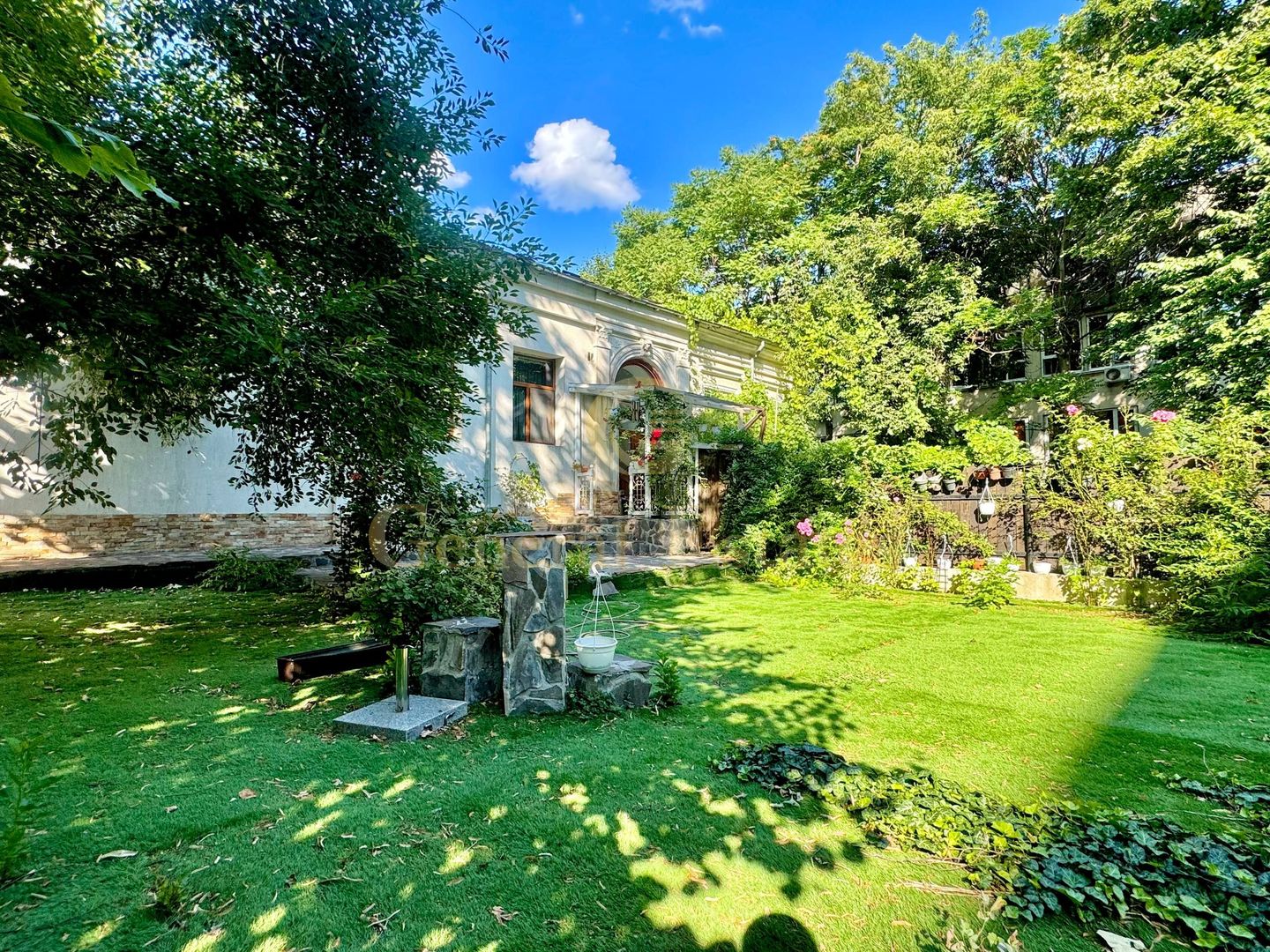 Spre Vânzare Proprietate remarcabilă cu 6 camere în inima Iașului ! - Poză 19