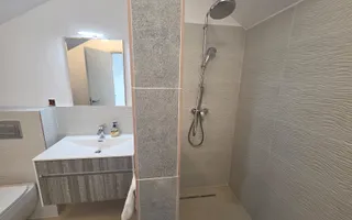 Vilă  cu mansardă, piscină și design modern – Tunari - Poză 35
