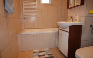 3 camere, 2 bai, centrala proprie, la 7 minute de Spitalul Judetean - Poză 11