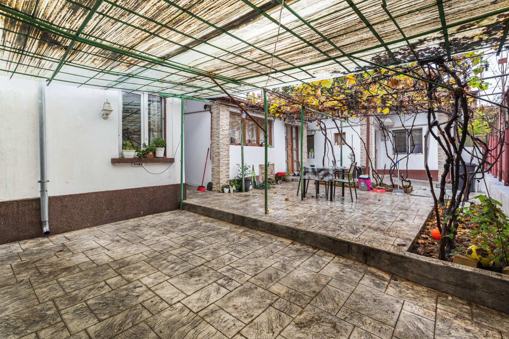 Casă cu 4 camere, anexă locuibilă și teren de 234 mp | Piața Sudului - Poză 1