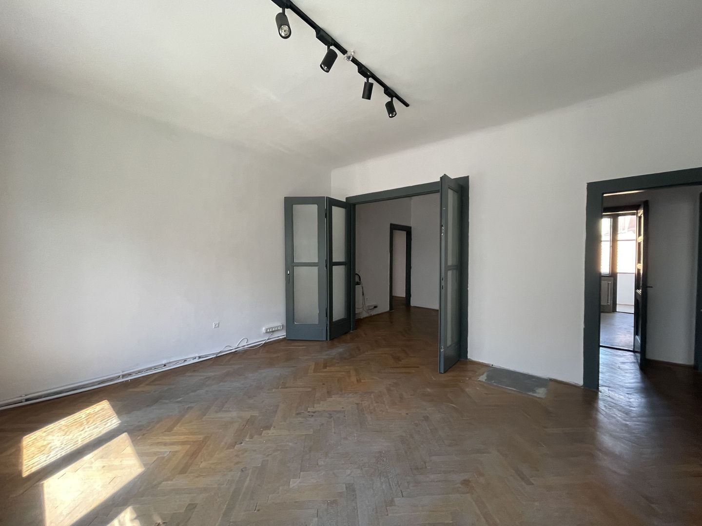 Apartament cu farmec istoric, 120 mp, în inima Clujului – Strada Eroilor - Poză 1