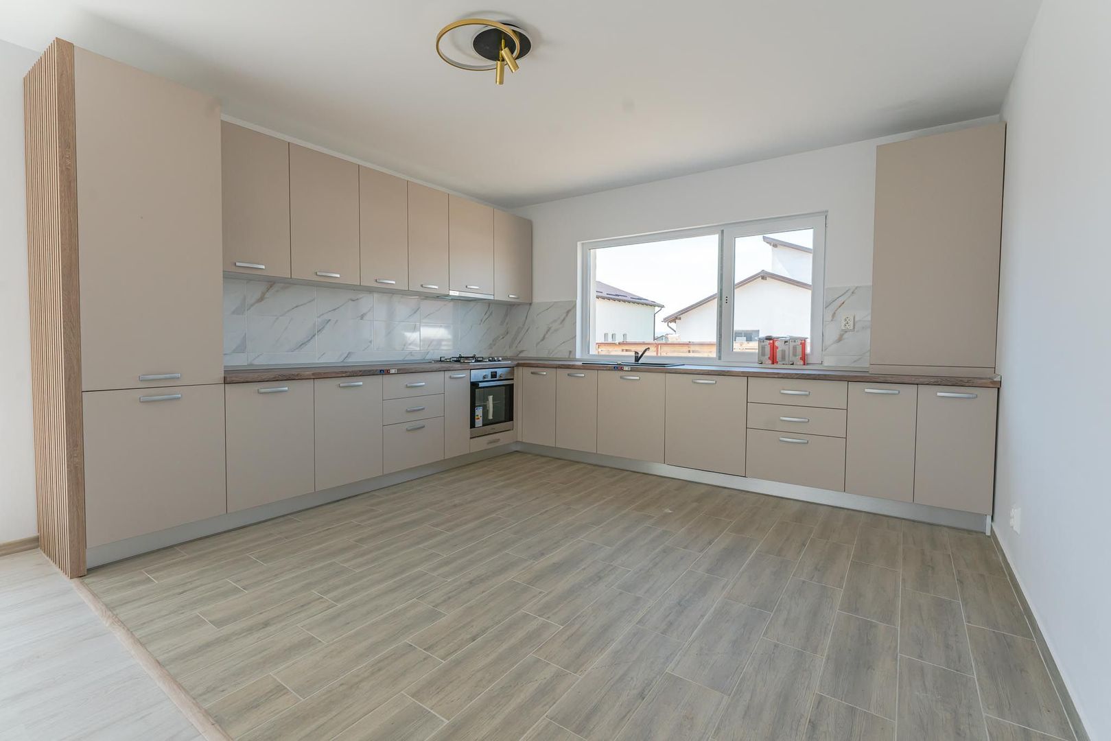 Casa de închiriat în Sânpetru - bucatarie mobilata si utilata - Poză 2