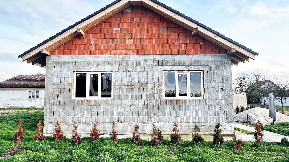 Casa de vanzare cu 3 camere in Girisu de Cris, Bihor - Poză 2
