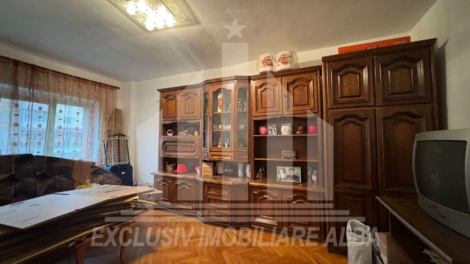 Apartament cu 3 camere decomandate, Cetate - etaj 1 - Poză 2