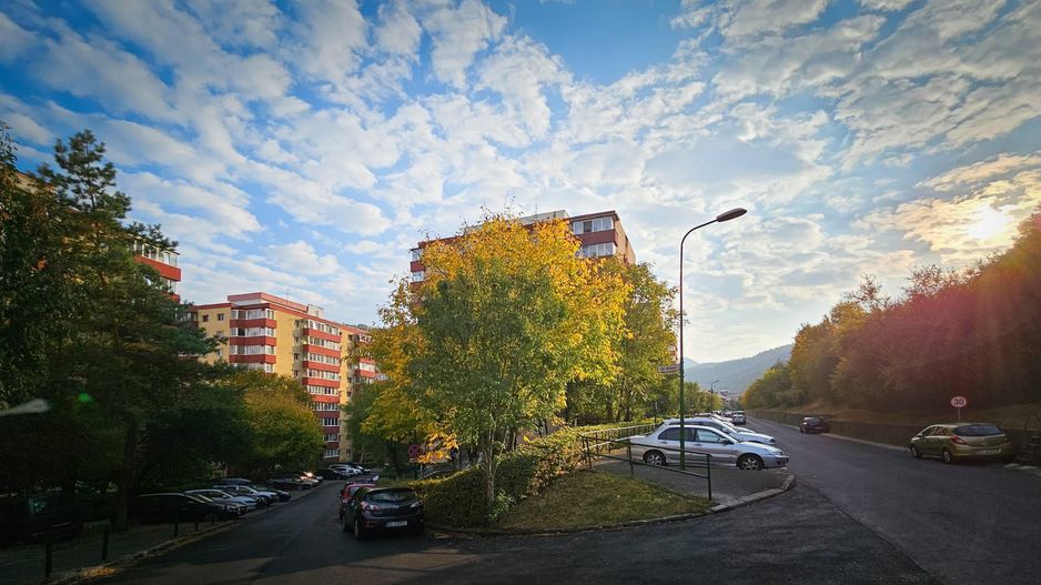 La poalele Tâmpei,  având în apropiere parc, magazine, stație autobuz - Poză 5