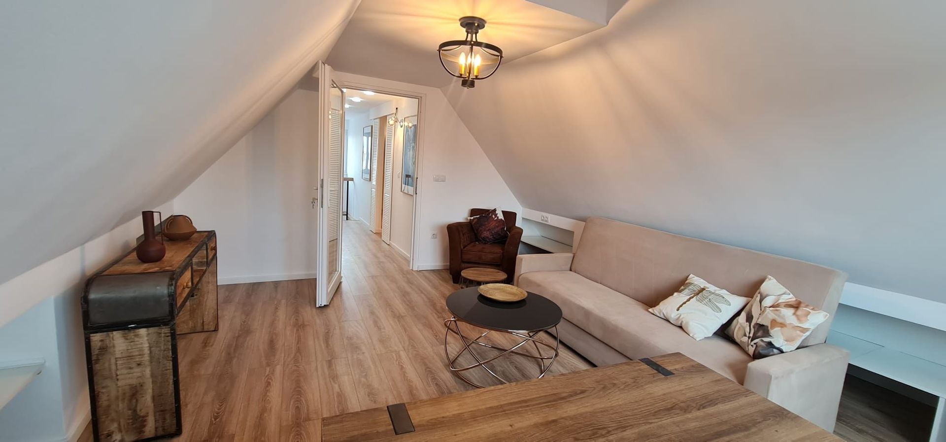 Vila spațioasă și elegantă de vânzare la intrarea în cartierul Turnișo - Poză 6