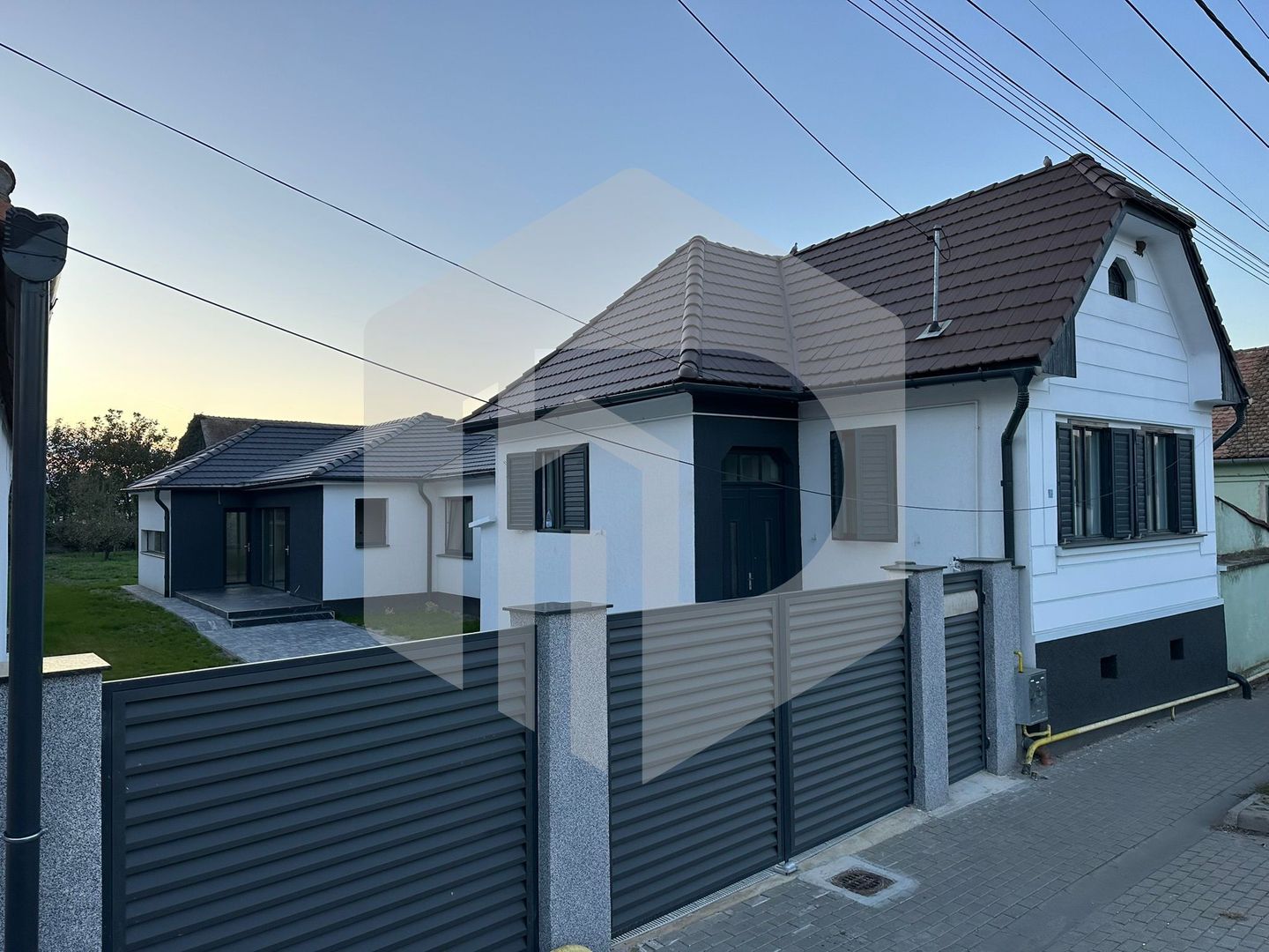 Casa Single | 191 mpu | Pivnita | 4 Dormitoare | Cristian | Centru - Poză 1