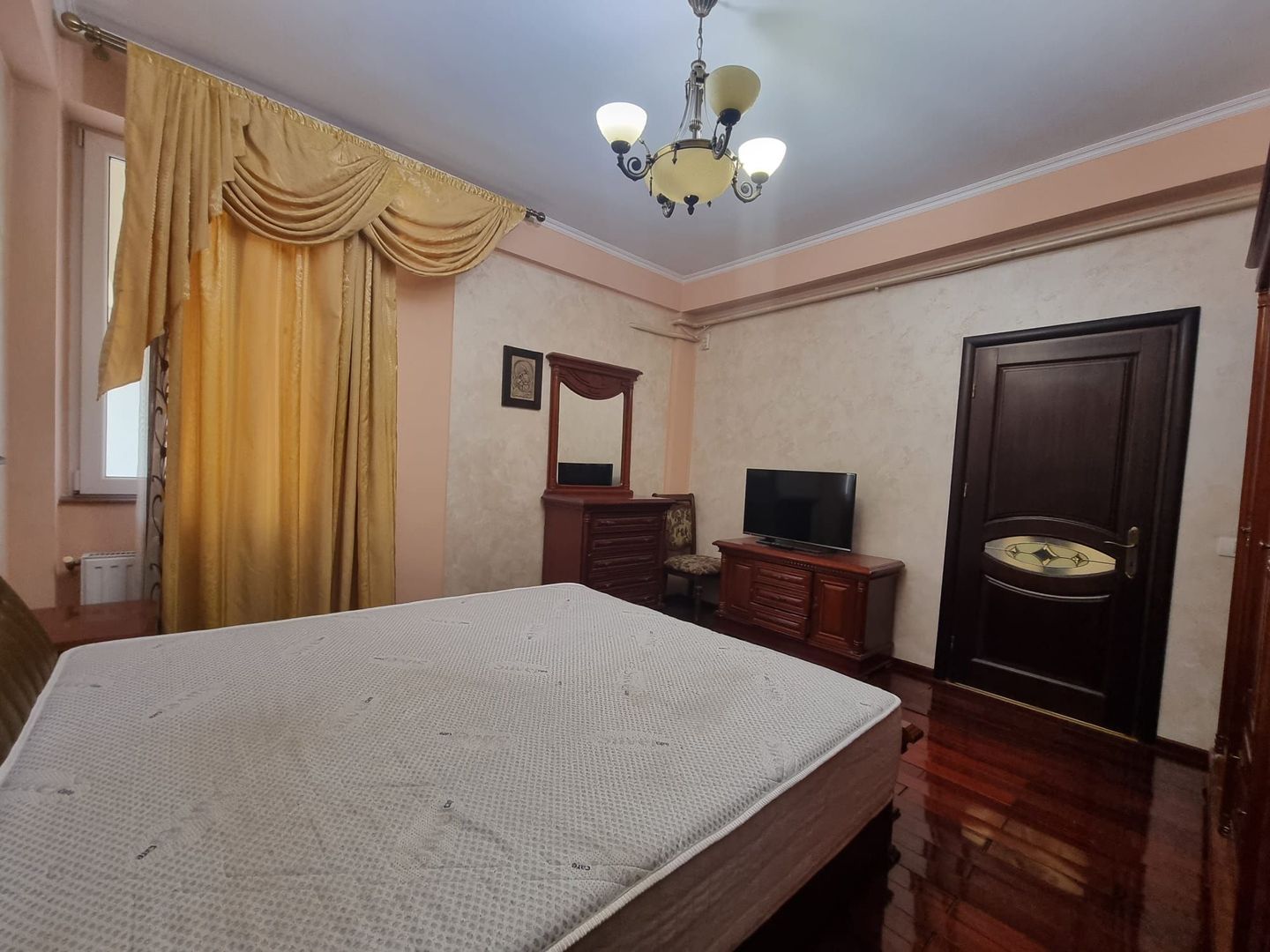 Vila generoasa de inchiriat intr o zona principala a orasului - Poză 12