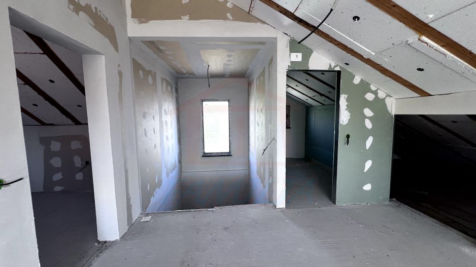 Vanzare casa P+M in Sendreni( in spatele Primariei), pret 99 000 euro - Poză 11