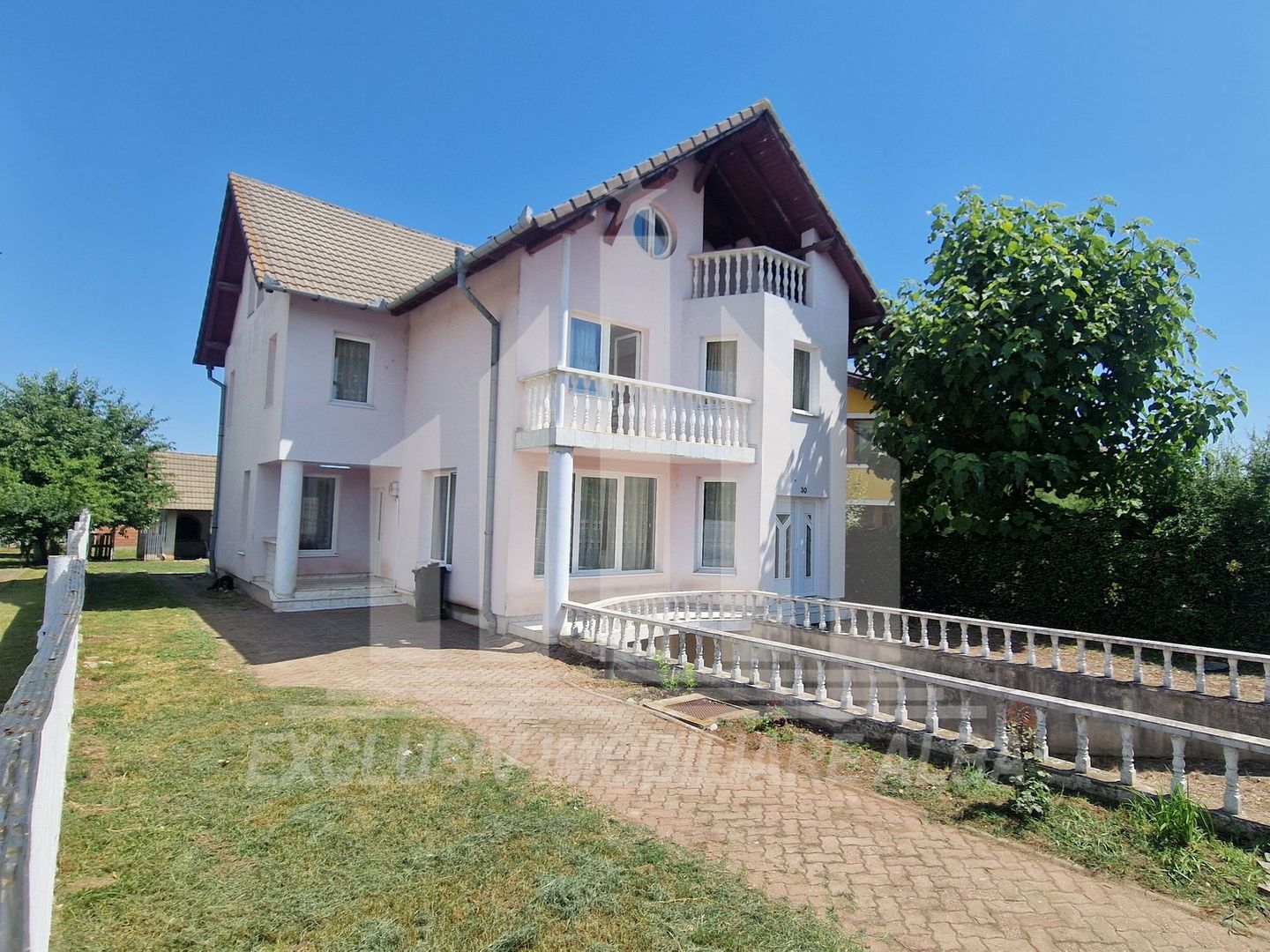 Casa individuala | Pensiune | 320 mp | 750 mp teren | Cetate - Poză 1